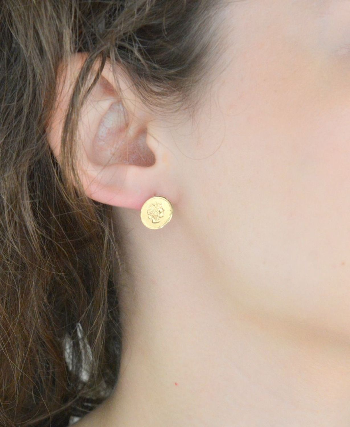 Kolczyki złote monetki pr 585, OR MO 03-256 Złote kolczyki zostały wykonane z najwyższej jakości złota próby 585. Złote kolczyki ozdobione twarzą cesarską w okrągłym kształcie. 1.jpg